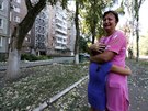 Obyvatelka Don�cku plá�e u dom� zasa�ených d�lost�elbou (12. srpna 2014)