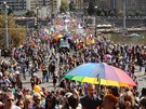 Úastníci pochodu Prague Pride na echov most (16. ervence 2014)