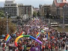 Úastníci pochodu Prague Pride na echov most (16. ervence 2014)