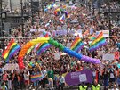 Úastníci pochodu Prague Pride na echov most (16. ervence 2014)