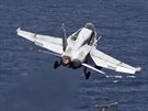 Americký bojový letoun F/A-18 startuje z paluby letadlové lodi George H.W. Bush...
