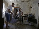 Obyvatelé Donbasu zachraují z trosek svých dom co se dá (14. ervence 2014)