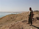 Kurdtí bojovníci u Mosulské pehrady na severu Iráku (17. srpna 2014)