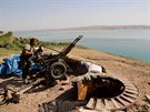 Kurdtí bojovníci u Mosulské pehrady na severu Iráku (17. srpna 2014)