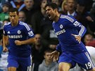 Diego Costa (vpravo) slaví svojí první branku v dresu Chelsea. Vlevo je jeho...