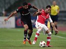 Ismail Koybasi (vlevo) z Besiktase se snaí zastavit Santiho Cazorlu z Arsenalu.
