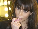 Kim Kardashianová s balzámem znaky eos. Za jeden podobný snímek na Twitteru...