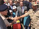 Egyptský prezident Sísí spolen s pedstaviteli armády a dtmi mají ruce na...