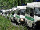 Policisté a písluníci speciální poádkové jednotky proesávali klánovický les...