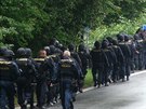 Policisté a písluníci speciální poádkové jednotky proesávali klánovický les...