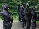 Policisté a písluníci speciální poádkové jednotky proesávali klánovický les...