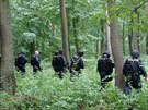Policisté a písluníci speciální poádkové jednotky proesávali klánovický les...