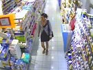 Hledanou ženu při krádeži prezervativů zachytily kamery v prodejně