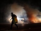 Protesty ve mst Ferguson pokraovaly i bhem veera a noci z nedle na...