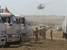 Ruská vojenská helikoptéra bhem pistání nedaleko humanitárního konvoje (14....