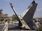 Íránské revoluní gardy hlídkují u trosek letadla, které se zítilo v Teheránu...