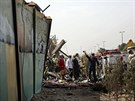 Písluníci íránských bezpenostních sloek a záchranái zasahují u havárie...