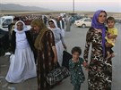 Jezídské eny picházejí do uprchlického tábora u hranic se Sýrií (9. srpna...