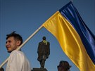 Mu s ukrajinskou vlajkou se prochází po hlavním námstí ve východoukrajinském...