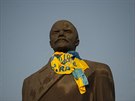 Na sochu Lenina na hlavním námstí v Kramatorsku kdosi ozdobil ukrajinskou...