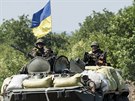 Ukrajin�tí vojáci sedí na tanku nedaleko Don�cku (9. srpna 2014).
