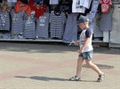 Chlapec prochází koleme jednoho z obchod, které nabízejí v Sevestopolu...