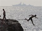 Zátií s válenou lodí. Mu skáe do erného moe v Sevastopolu. (9. srpna 2014)
