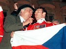 Jií légr, Ivan Hlinka a Dominik Haek oslavují naganské zlato. (1998)