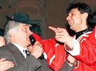 Ivan Hlinka a Vladimír Rika oslavují naganské zlato. (1998)