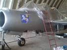 MiG-15UTI na pídi nese ostravský znak, bílého koníka na modrém poli, nebo v...