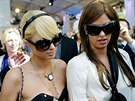 Týden módy v New Yorku 2006 - Paris Hiltonová se sestrou Nicky na pehlídce...