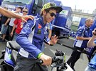 Valentino Rossi proj�d� na sk�tru kolem motocyklov�ch st�j� na Masarykov�...