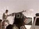 Kurdtí vojáci bojují proti ozbrojencm z Islámského státu u Machmúru, 60...