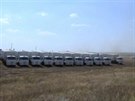 Nákladní vozy s humanitární pomocí míící do Ukrajiny se zastavily 40 kilometr...