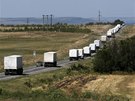 První kamiony s ruskou humanitární pomocí jedou k hraninímu pechodu Izvaryne