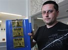 Kriminalista Miroslav Mejzlík ukazuje malou ást nákladu zabaveného paerákm...