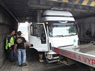 N�kladn� Iveco se v T�eb��i neve�lo pod viadukt. Jeho vypro�t�n� trvalo n�kolik...