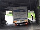 N�kladn� Iveco se v T�eb��i neve�lo pod viadukt. Jeho vypro�t�n� trvalo n�kolik...