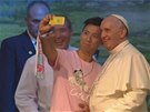 Korejský student má sluný úlovek. Selfie s papeem Frantikem