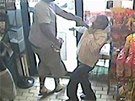 Zábry kamer z obchodu zachytily, e zastelený ernoský mladík kradl