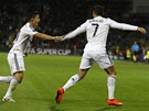 HVZDNÉ DUO. Cristiano Ronaldo a James Rodríguez z Realu Madrid se v utkání o