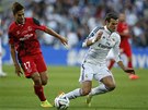 TO BOLELO. Gareth Bale z Realu Madrid padá v utkání o Superpohár proti Seville.