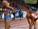 Denisa Rosolová (vpravo) a Irina Davydovová po rozbhu na 400 metr pekáek na...