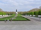 Obí Sovtský válený památník v Treptower parku v Berlín upomíná na vojáky...
