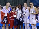 eské basketbalistky Julia Reisingerová a Adéla Neubauerová (zleva) coby lenky...