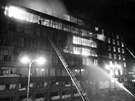 Poár Veletrního paláce v srpnu 1974. Celou noc a dalích 13 dní se hasii...