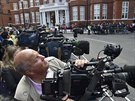 Novinái ekají ped velvyslanectvím Ekvádoru v Londýn na píchod Juliana...