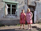 Ukrajinka Olga Babrickaja a Ruska Marina Pavlienko po zniení svého domu...
