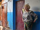 Raisa Jelisjevová stojí ve svém dom znieném dlosteleckým granátem.