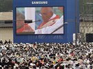 Pape ped milionovým davem blahoeil korejské muedníky (16. 8. 2014).